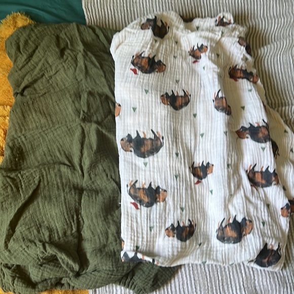 Lot of Muslin swaddle blankets and crib sheets - Picture 4 of 5